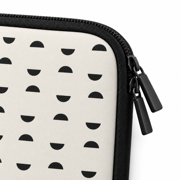Focus Sleeve - Optic Grid, zipper detail on a white background